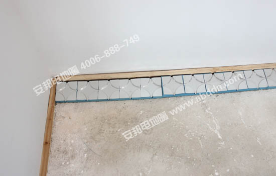 開始鋪設(shè)電地暖模塊，根據(jù)現(xiàn)場情況鋪設(shè)好轉(zhuǎn)向模塊